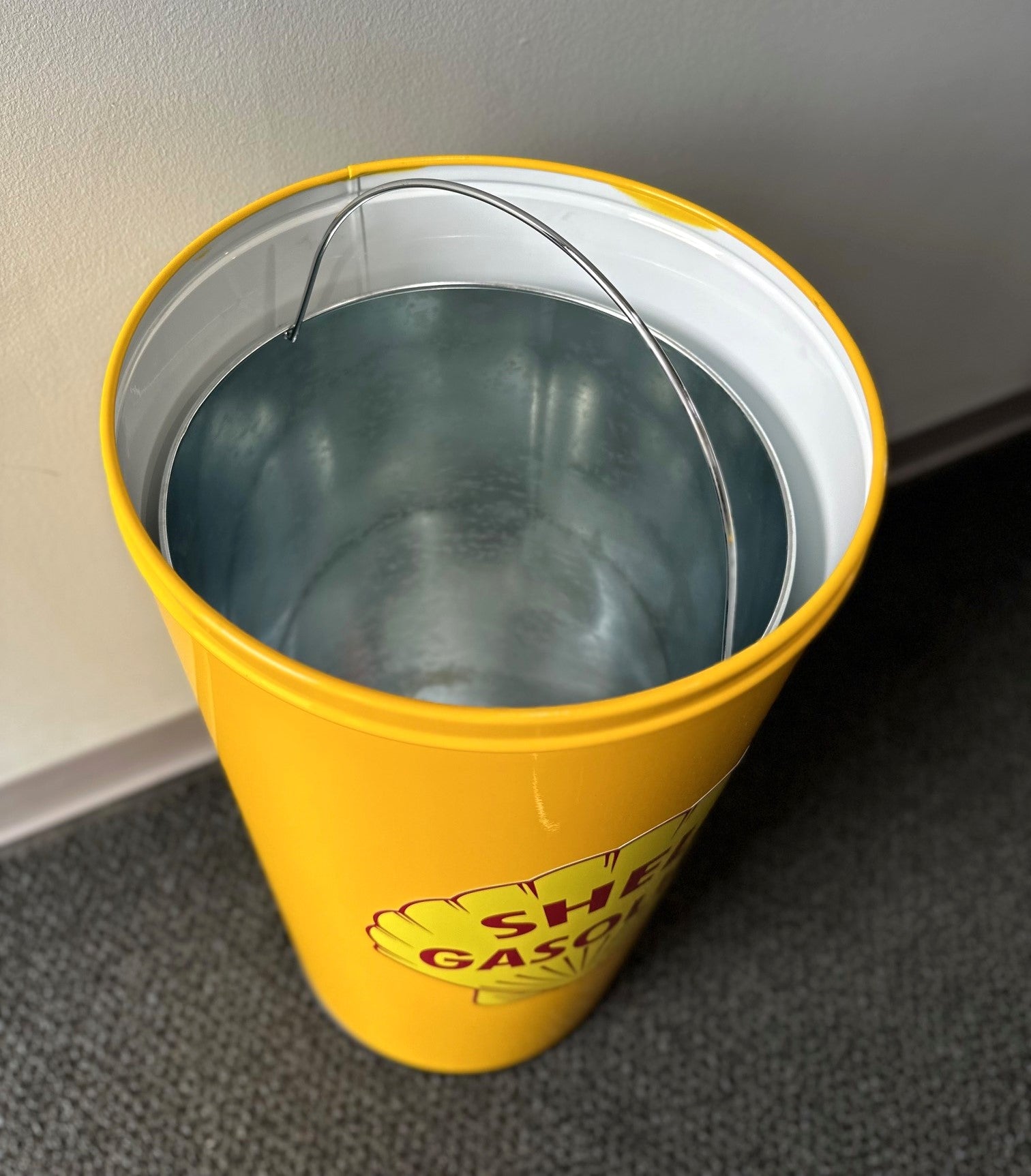 SHELL Retro Metal Trash Can